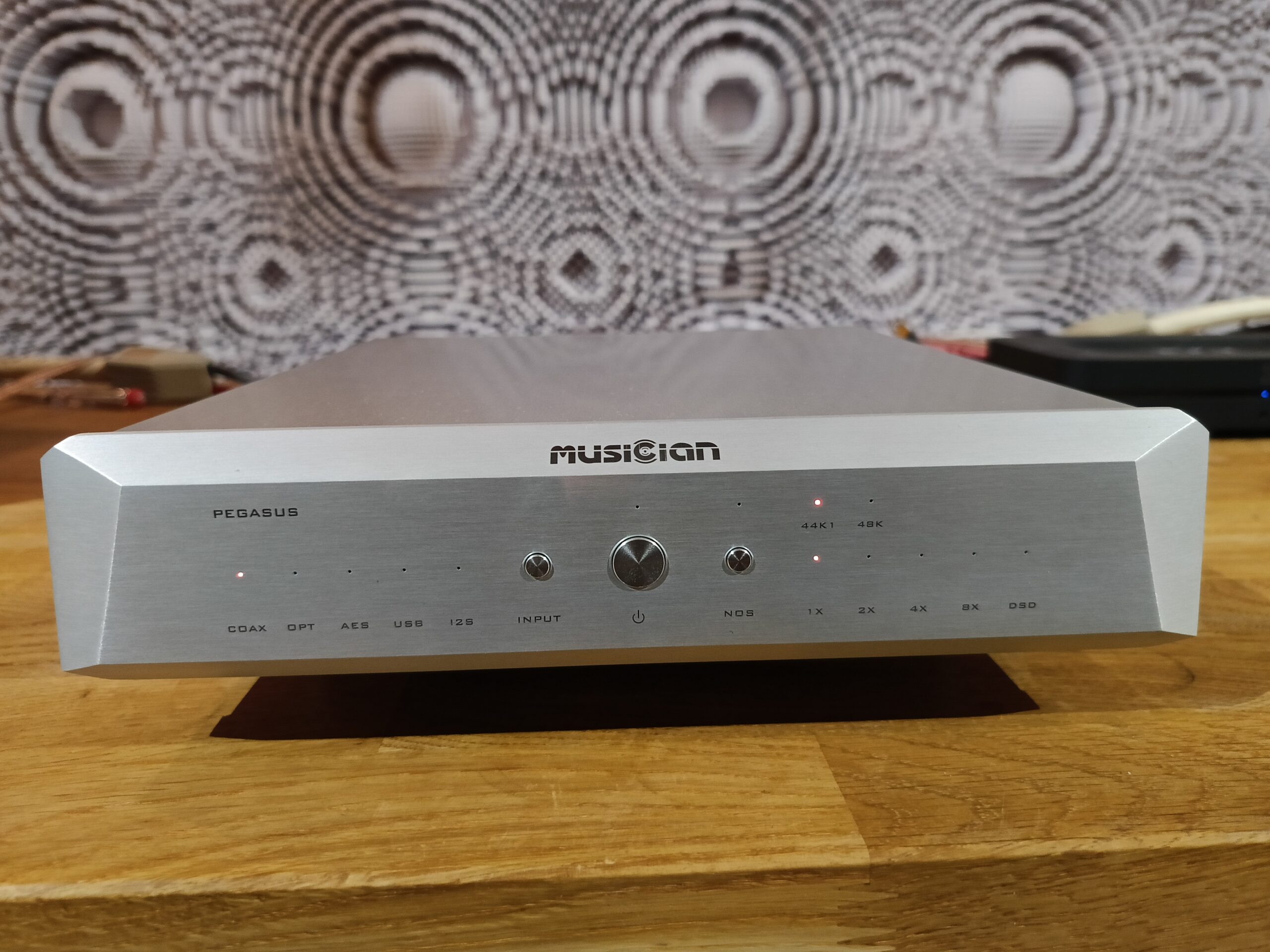 Przetwornik cyfrowo-analogowy Musician Audio Pegasus. Dac w pełni symetryczny w strukturze R2R 24 bit/1536 kHz R2R DSD (sygnały DSD do 1024, PCM do 1536 kHz). Wej. cyfrowe: USB, I²S·,HDMI, optyczne, koaksjalne, AES/EBU. Wyjścia analogowe: 1xRCA niesymetryczne, 1xXLR symetryczne. Waga ca 4kg.