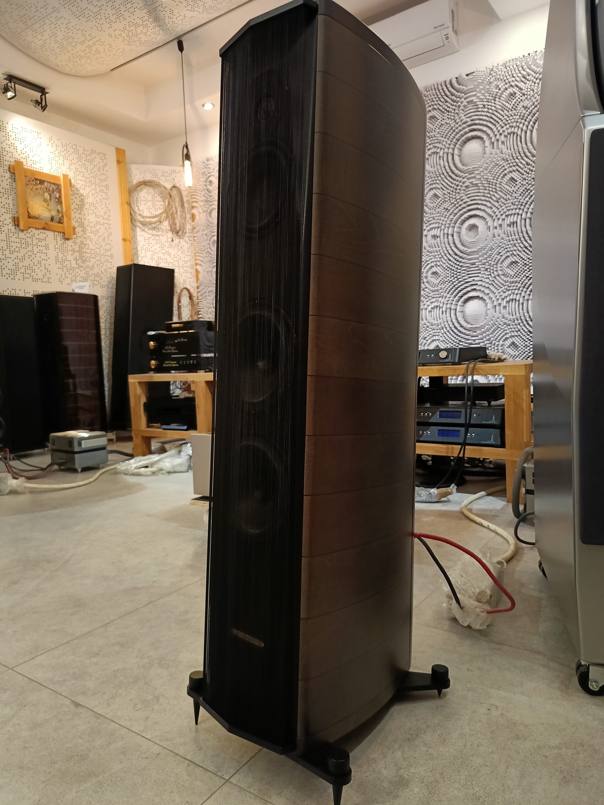 Sonus Faber Cremona M konstrukcja 3-drożna, jasny grafit+lakier, maskownice strunowe, bas reflex tył. Konstrukcja oparta nagłosnikach: wysokotonowy -25mmm -ring radiator; średniotonowy-150mm, Symetric Drive Motor; niskotonowe- 2x 180mm. Efektywności – 91dB. Pasmo przenoszenia: 41Hz-30kHz. Impedencja 4Ω. Waga ca 36kg.