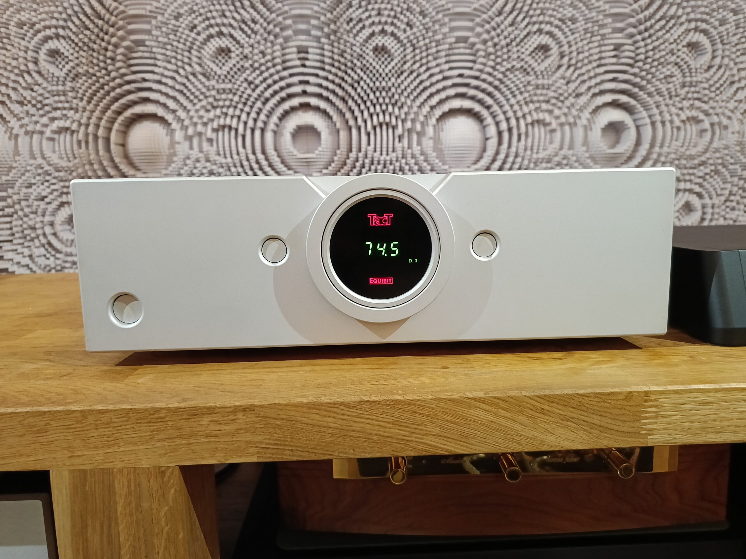 Tact Audio Millennium Digital Amplifier. Klasa D. Moc: 2x 160W (8Ω na kanał); 2x 320W (4Ω na kanał). Wejścia cyfrowe: 1x aes/ebu, 1x coax, 2x BNC, 1x Tact Clock. Waga ok. 30kg.