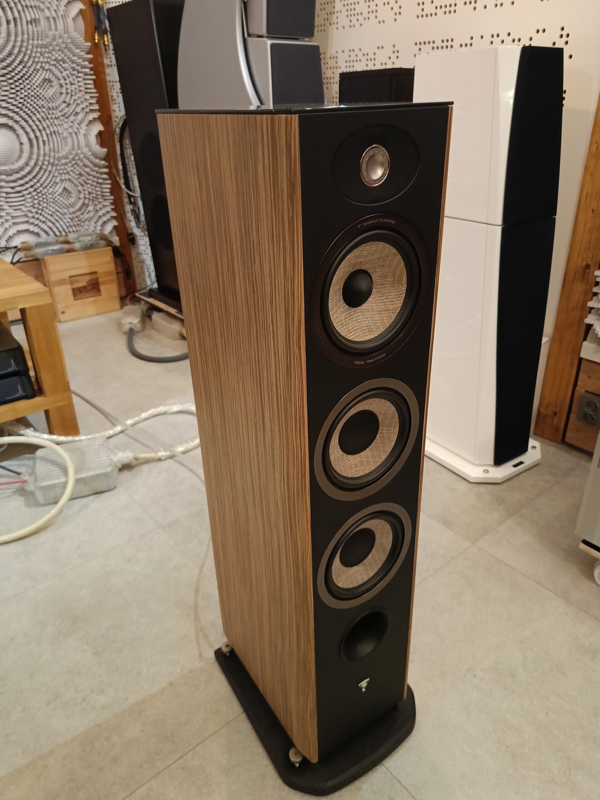 Focal Aria 926 konstrukcja 3-drożna, kolor- dąb, bas reflex Konstrukcja oparta na głośnikach Focala. Efektywności – 91,5dB. Pasmo przenoszenia: 45Hz-28kHz. Impedencja 8Ω. Waga ca 25kg