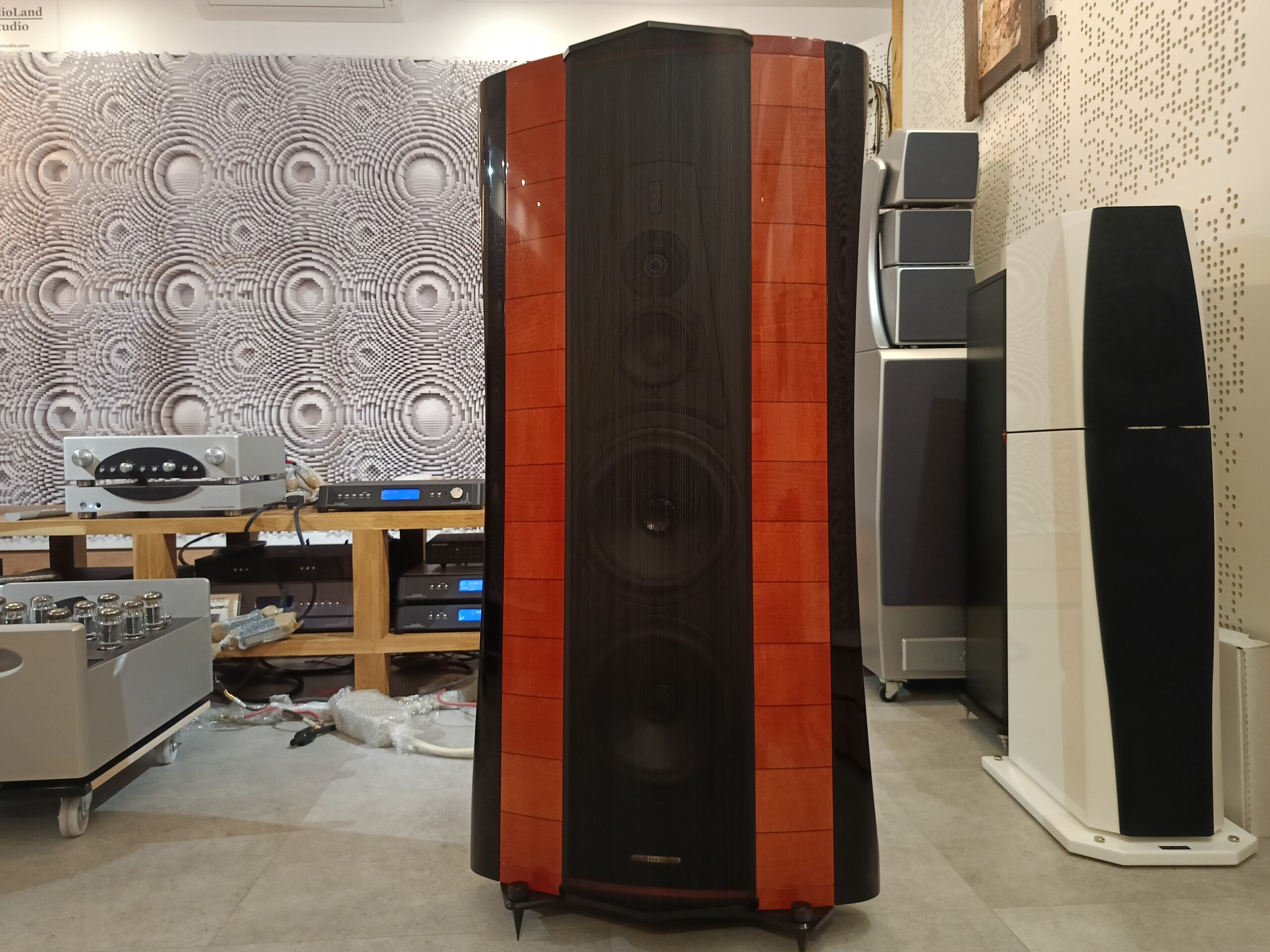 Sonus Faber Stradivari Homage. Konstrukcja 3,0 drożna, basreflex, kolor red violin. Rekomendowana moc wzmacniacza 30W-300W. Przetworniki Sonus Faber: ca 10' niskotonowe, ca 6' średniotonowy, kopułka 1,1'. Pasmo przenoszenia: 22Hz-30kHz. Impedencja 4Ω. Skuteczność 92dB. Waga 76kg.