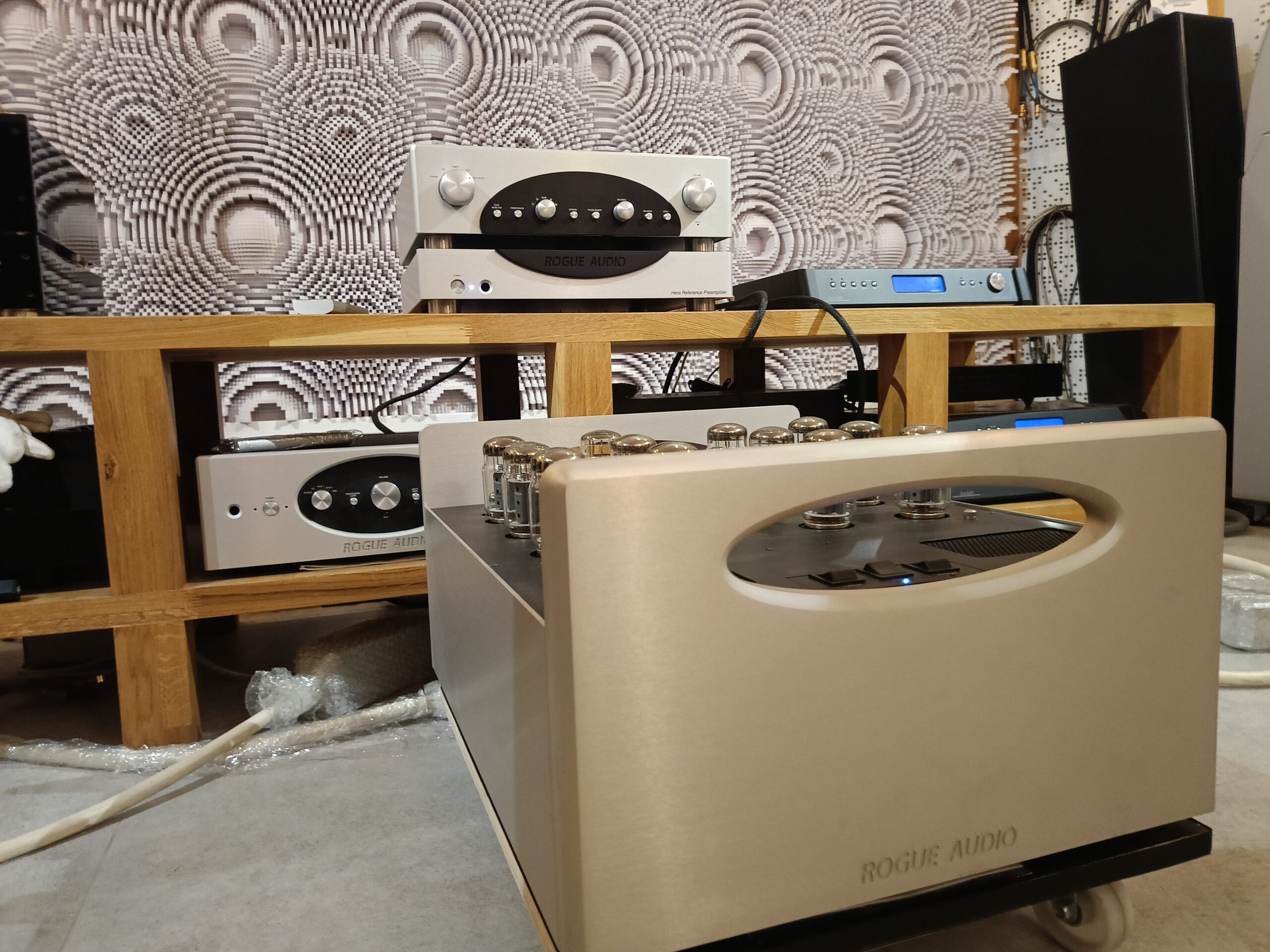 Lampowy wzmacniacz mocy dual mono Rogue Audio Zeus. Moc wyjściowa: 225W. Podwójne gniazda głośnikowe 8^4Ω. Złacza wej, 1x xlr(zbalansowany; 1x rca. Lampy mocy: 6550 x12 (6 na kanał). Wejście xlr, rca. Waga ca 90kg.
