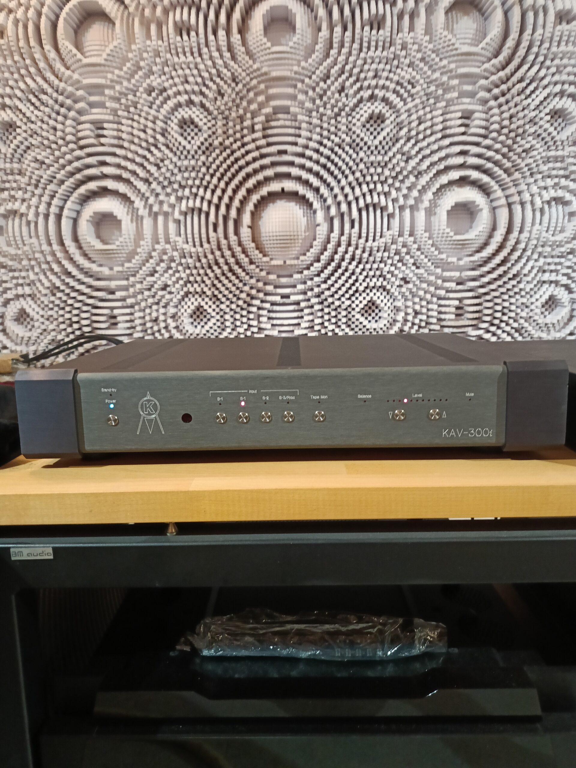 KRELL KAV-300i wzmacniacz zintegrowany Tranzystorowy wzmacniacz zintegrowany – KRELL KAV-300i Fabryczna europejska wersja na 230V. Wejścia: 3 x rca, 1 x xlr, tape, preamp out. Regulacja balansu, mute. Moc: 300W (4Ω na kanał), 150W (8Ω na kanał). Pilot KRC-2. Waga ca 20kg.