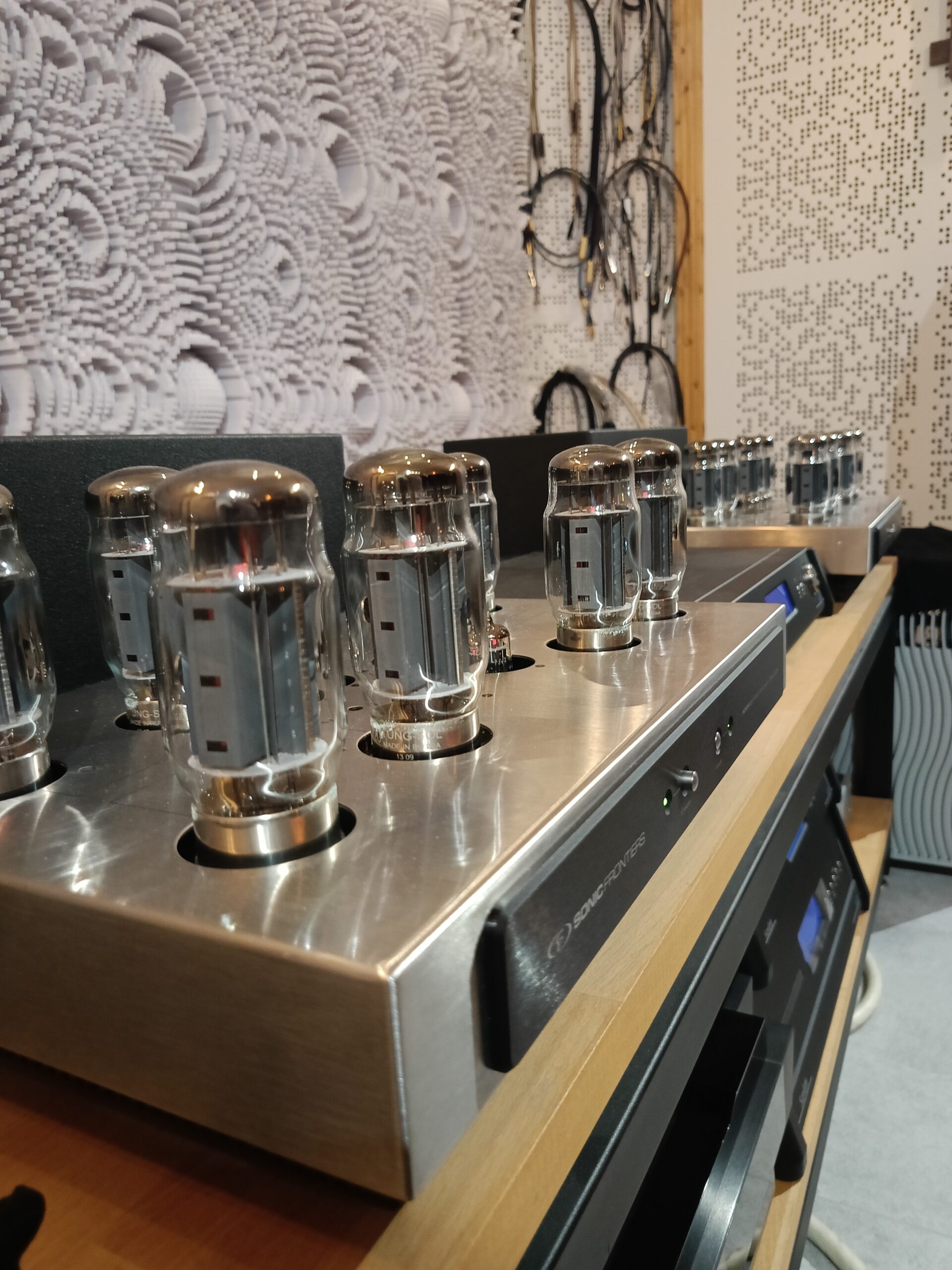 Flagowe lampowe końcówki mocy Sonic Frontiers Power 3. Moc wyjściowa: 220W. Konfiguracja obciążenia 8^4^2Ω. Stopień wejściowy 4x 6922, 2x 5687, lampy wyjsiowe 8x KT120 (monoblok). Wejście xlr, rca. Waga ca 45kg (monoblok)