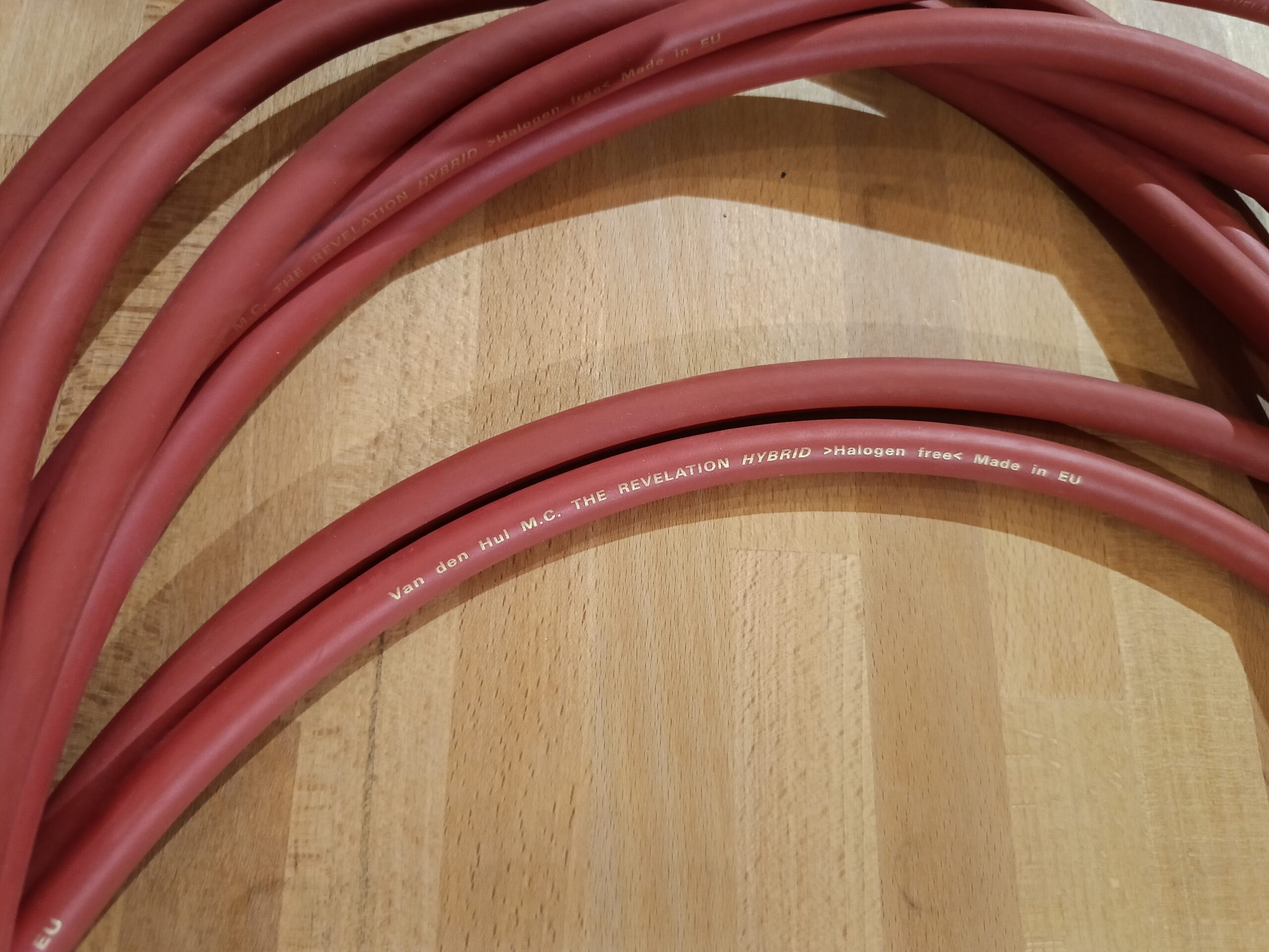 Van den Hul Revelation Hybrid – firmowy komplet 3 m Na sprzedaż wysokiej klasy przewody głośnikowe Van den Hul Revelation Hybrid w oryginalnym, fabrycznym komplecie. Długość 3 m (para). W zestawie po 8 szt. wymiennych końcówek banan/widły, co pozwala na idealne dopasowanie do terminali. Kable w doskonałym stanie technicznym i wizualnym, użytkowane z dbałością w systemie bez dymu i zwierząt. Brzmienie typowe dla topowych konstrukcji Van den Hul – świetna kontrola basu, czysta średnica i detaliczna, ale nieostra góra.Polecam.