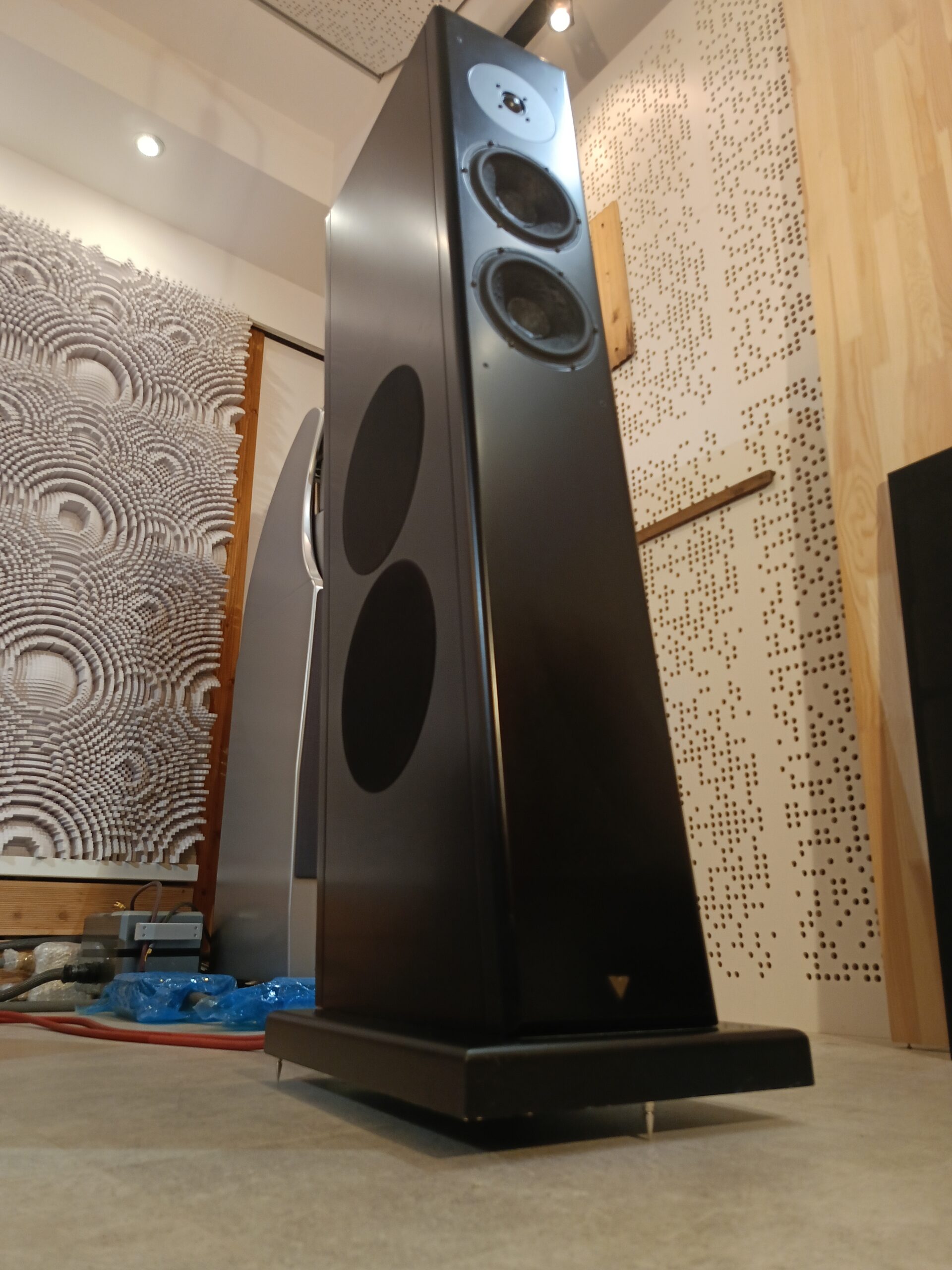 Vienna Acoustics Mahler kolumny podłogowe Vienna Acoustics Mahler. Konstrukcja bass reflex, trójdrożna, pięciogłośnikowa, gniazda pojedyncze. Rekomendowana moc wzm.: 50-500W. Pasmo przenoszenia 40Hz-20kHz. Impedencja 6Ω. Skuteczność 89dB. Waga ok. 60 kg