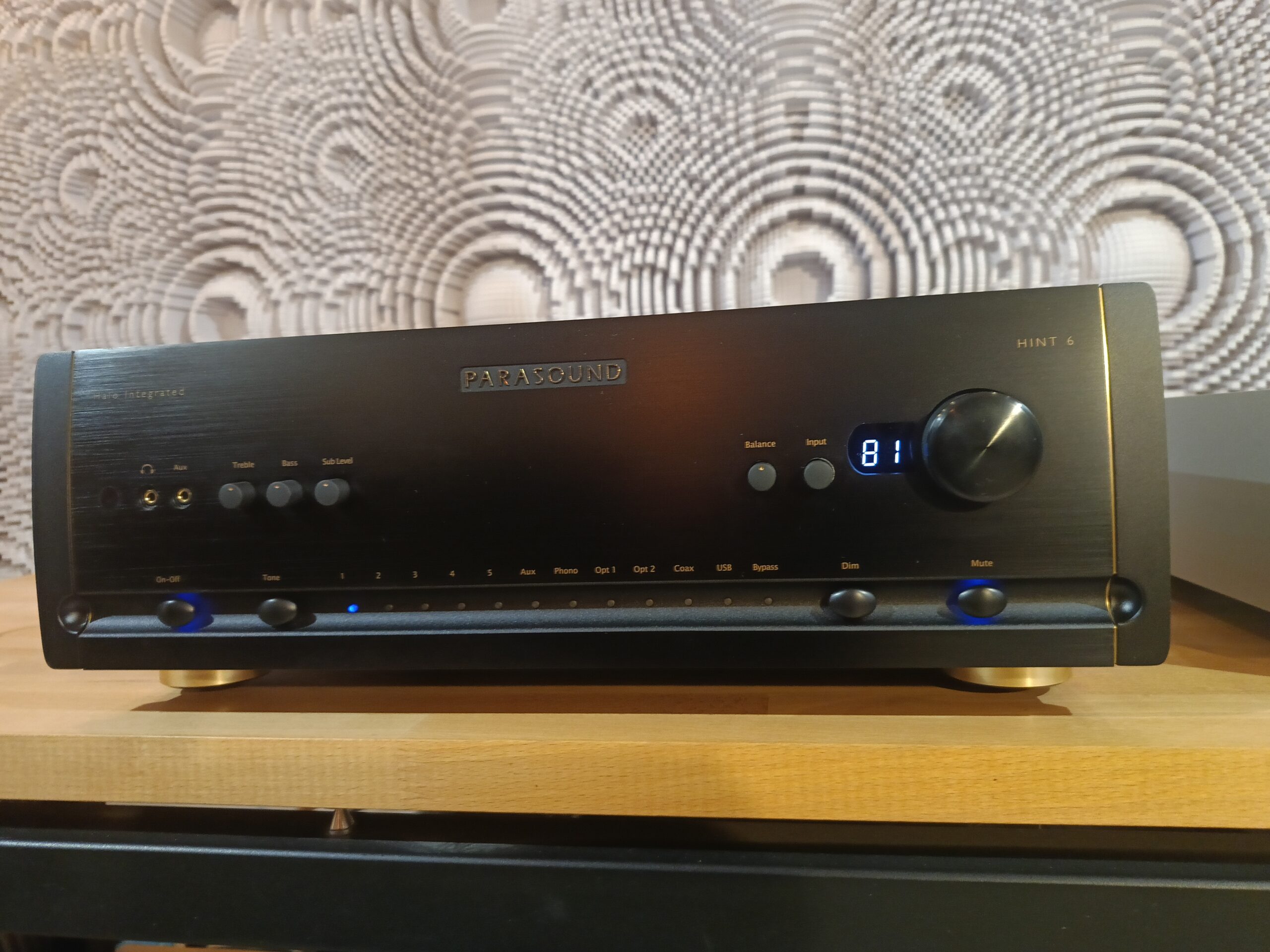 pasmo przenoszenia 20Hz – 20kHz oraz moc: 2× 270W przy 4Ω i 2× 180W przy 8Ω. Bogate wyposażenie obejmuje wejścia analogowe (RCA, Phono MM/MC, XLR) oraz cyfrowe (USB-B, optyczne, coaxial), a także liczne wyjścia, w tym pre-out i sub-out. Solidna konstrukcja (15 kg)